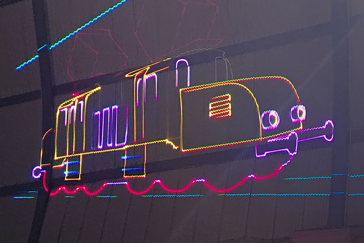 Eine Lokomotive wird von Lasern an die Innenkuppel projiziert.